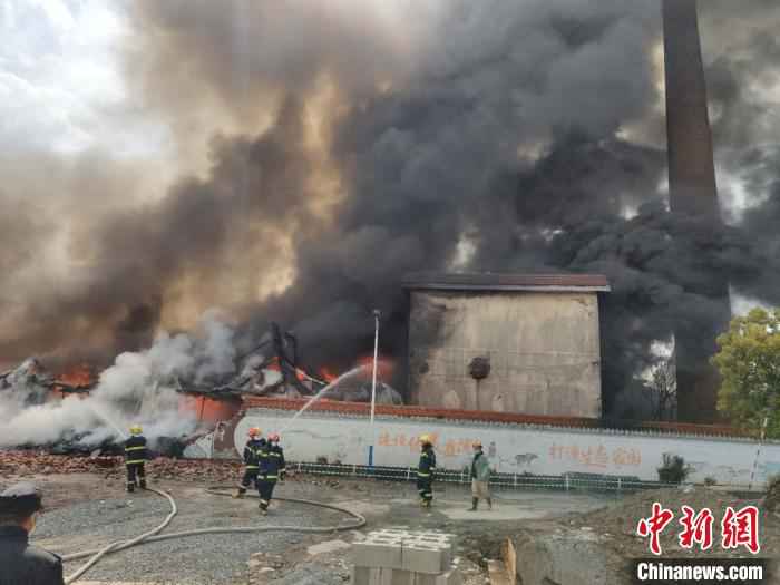 浙江嘉兴一纺织厂发生大火 消防出动100多人赴现场救援